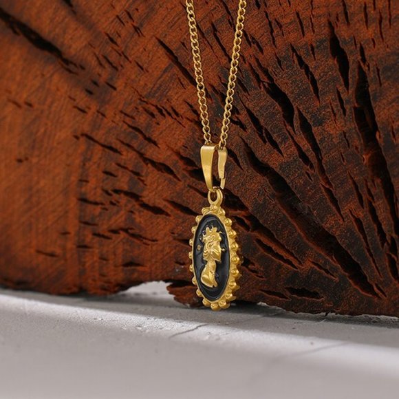 NEW 18K Gold Plated Queen Elizabeth Portrait Black Enamel Oval Pendant Necklace - Picture 7 of 8